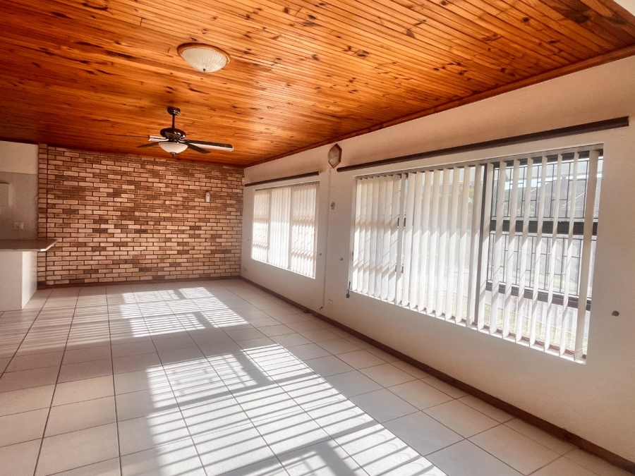 3 Bedroom Property for Sale in Wavecrest Eastern Cape